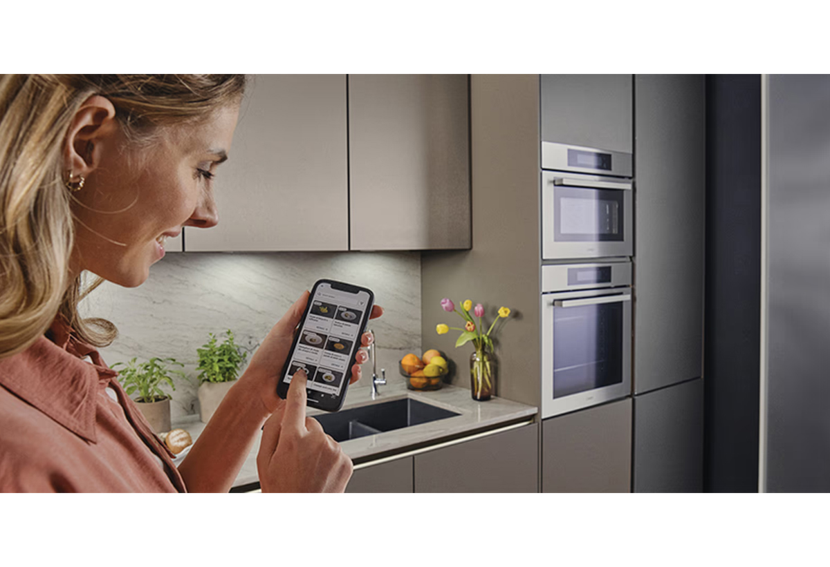 Απεικονίζεται γυναίκα να χρησιμοποιεί την εφαρμογή hOn.